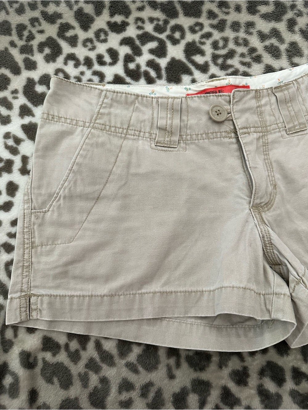 Y2K Mossimo Low Rise Flap Pocket Khaki Shorts in Light Tan Size 5 Juniors - Picture 5 of 16